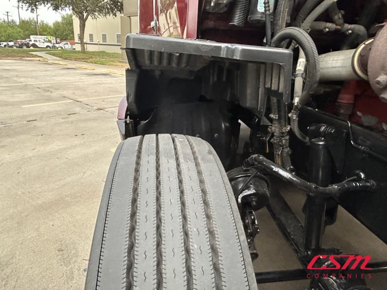 Passenger side front tire tread for this 2022 Kenworth T680 (Stock number: UNJ471098)