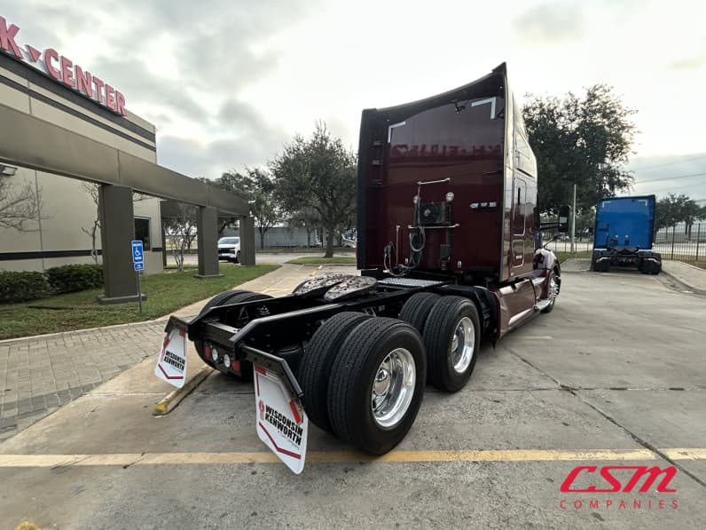 Exterior rear passenger side for this 2022 Kenworth T680 (Stock number: UNJ471098)