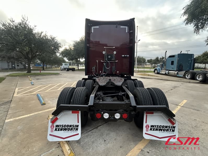 Exterior full rear view for this 2022 Kenworth T680 (Stock number: UNJ471098)