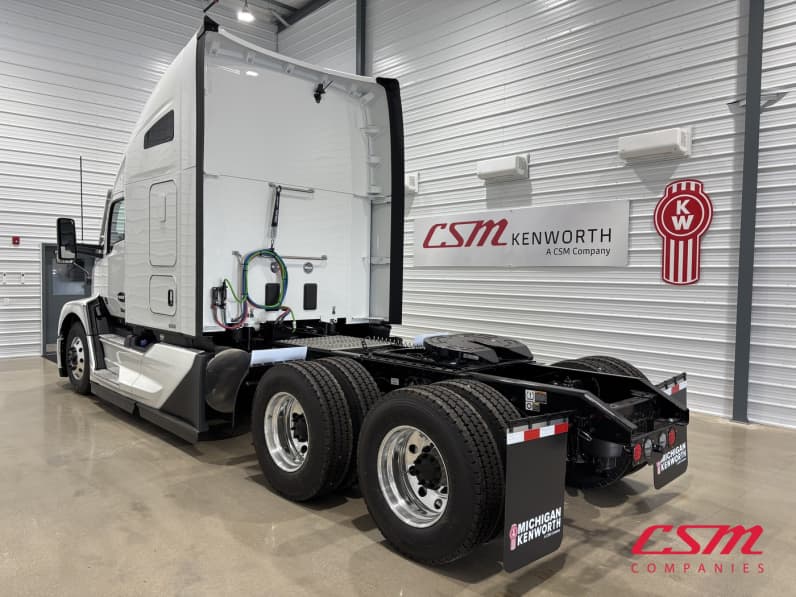 Exterior rear driver side for this 2027 Kenworth T680 Short Hood (Stock number: VJ275476)
