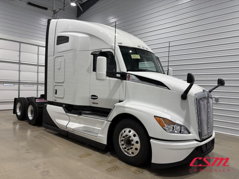 Exterior front passenger side for this 2027 Kenworth T680 Short Hood (Stock number: VJ275476)