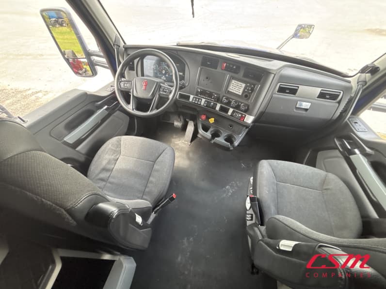 Interior cockpit for this 2023 Kenworth T680 (Stock number: UPJ216888)