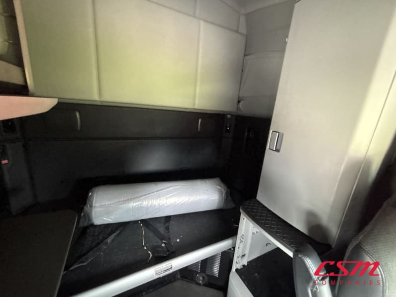 Interior driver side sleeper for this 2023 Kenworth T680 (Stock number: UPJ217036)