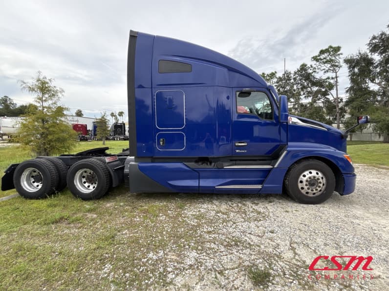 Exterior full passenger side for this 2023 Kenworth T680 (Stock number: UPJ217036)