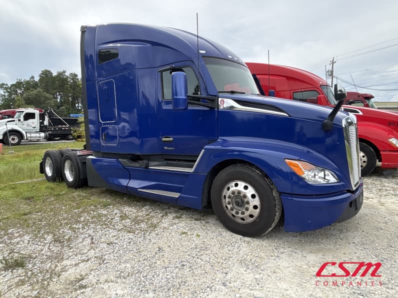 Exterior front passenger side for this 2023 Kenworth T680 (Stock number: UPJ217036)