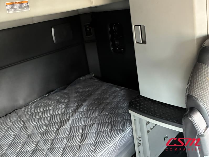 Interior driver side sleeper for this 2023 Kenworth T680 (Stock number: UPJ216883)
