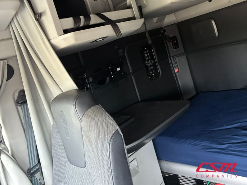 Interior passenger side sleeper for this 2023 Kenworth T680 (Stock number: UPJ216883)