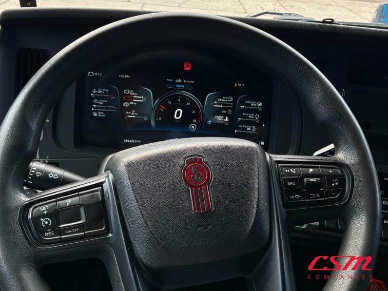 Interior steering wheel for this 2023 Kenworth T680 (Stock number: UPJ216883)