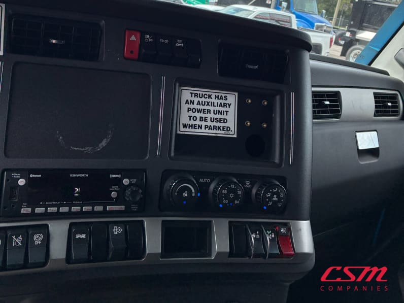 Interior radio and navigation system for this 2023 Kenworth T680 (Stock number: UPJ216883)