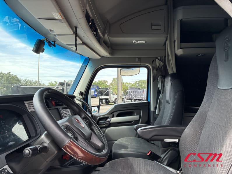 Interior seats for this 2023 Kenworth T680 (Stock number: UPJ216883)