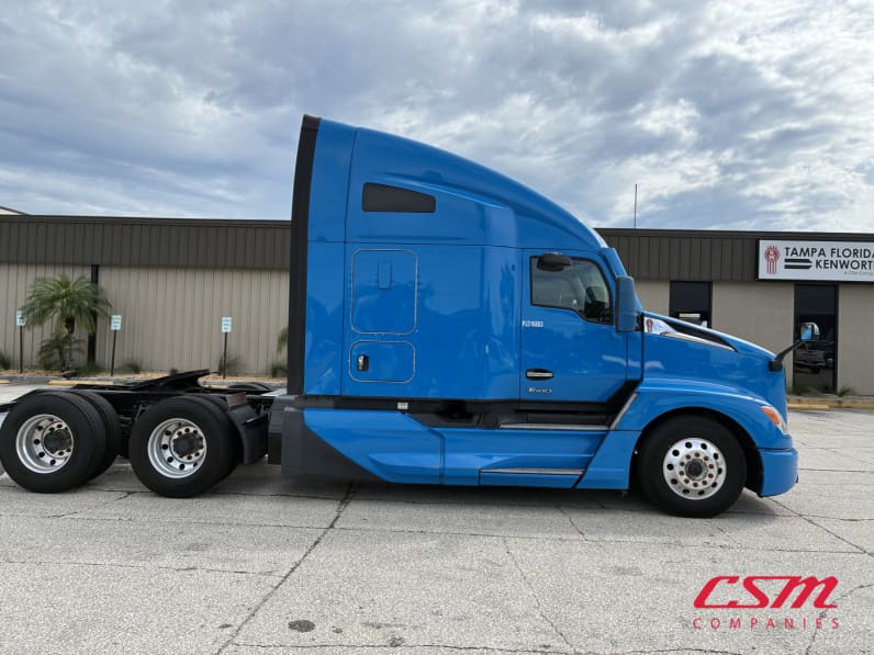 Exterior full passenger side for this 2023 Kenworth T680 (Stock number: UPJ216883)