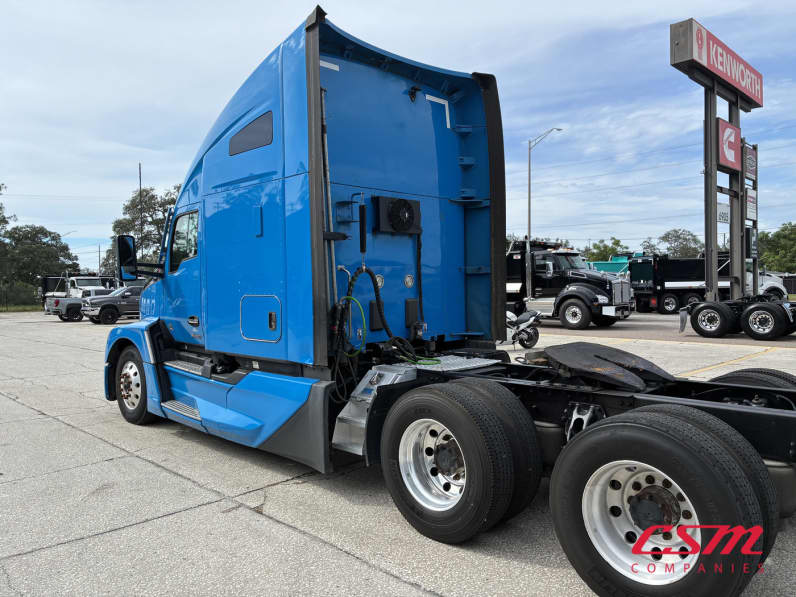 Exterior rear driver side for this 2023 Kenworth T680 (Stock number: UPJ216883)