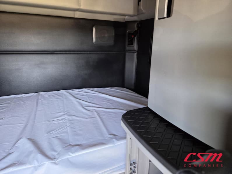 Interior driver side sleeper for this 2023 Kenworth T680 (Stock number: UPJ216993)