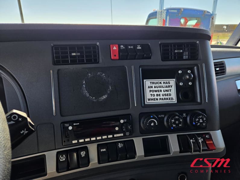Interior radio and navigation system for this 2023 Kenworth T680 (Stock number: UPJ216993)