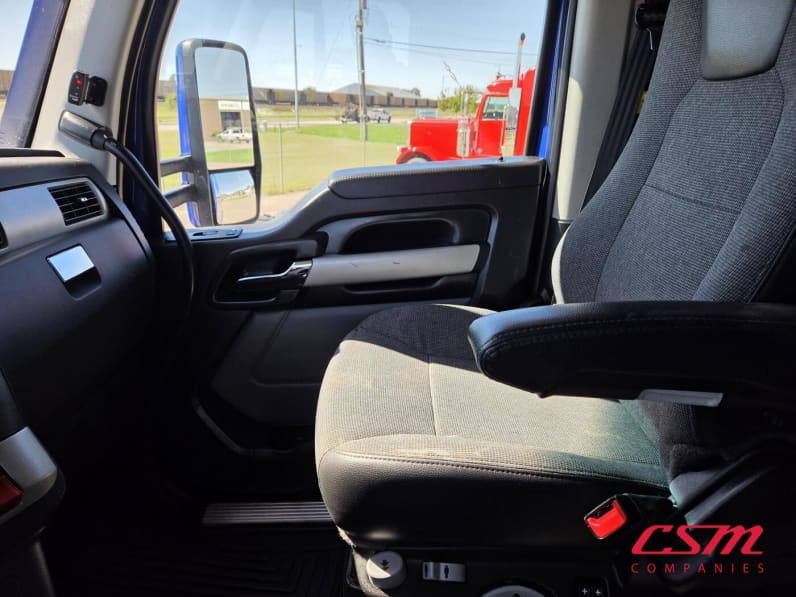 Interior seats for this 2023 Kenworth T680 (Stock number: UPJ216993)