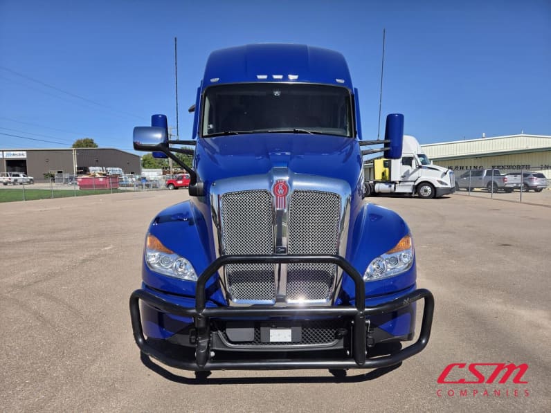 Exterior full front view for this 2023 Kenworth T680 (Stock number: UPJ216993)