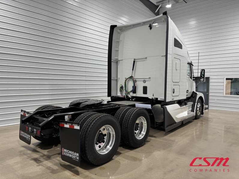 Exterior rear passenger side for this 2027 Kenworth T680 Short Hood (Stock number: VJ275478)