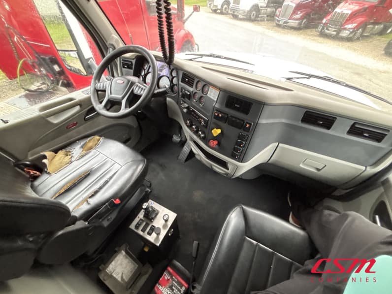 Interior cockpit for this 2019 Peterbilt 567 (Stock number: UKD261348)