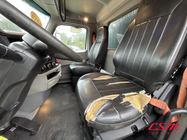 Interior seats for this 2019 Peterbilt 567 (Stock number: UKD261348)
