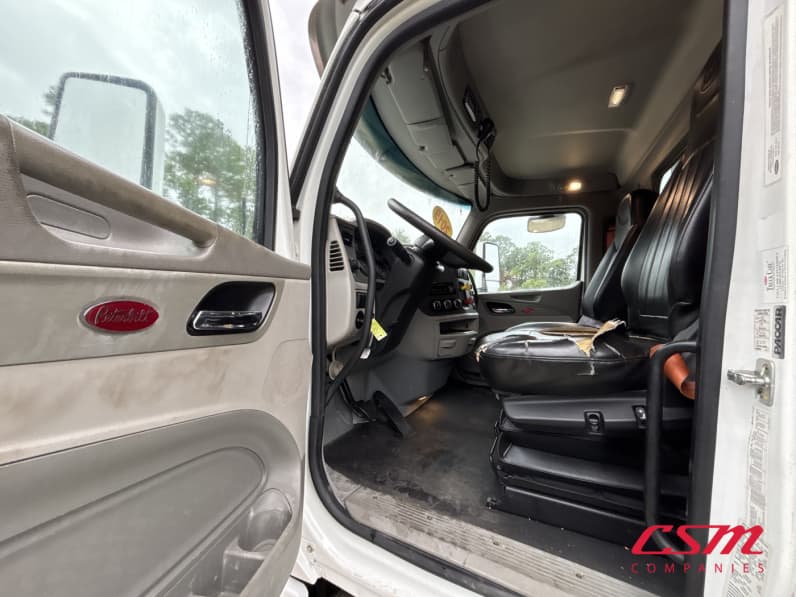 Drivers side door open for this 2019 Peterbilt 567 (Stock number: UKD261348)