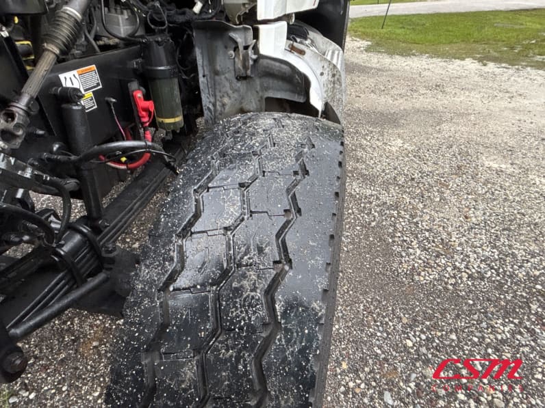 Driver side front tire tread for this 2019 Peterbilt 567 (Stock number: UKD261348)