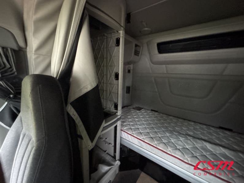 Interior passenger side sleeper for this 2023 Peterbilt 579 (Stock number: UPD806298)