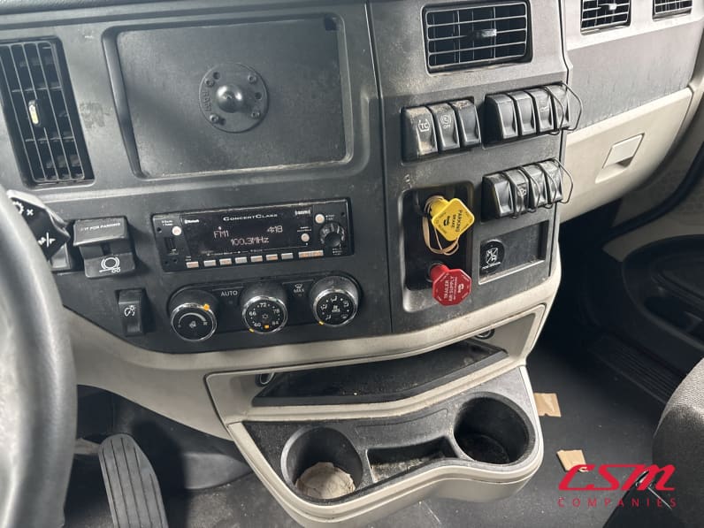 Interior radio and navigation system for this 2023 Peterbilt 579 (Stock number: UPD806298)