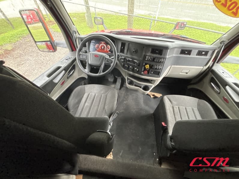 Interior cockpit for this 2023 Peterbilt 579 (Stock number: UPD806298)