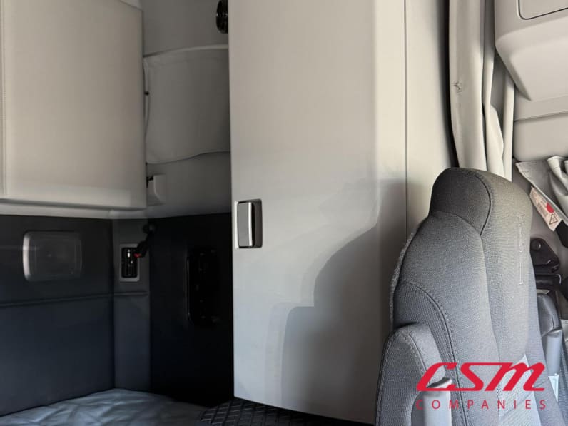 Interior driver side sleeper for this 2025 Kenworth T680 (Stock number: SJ131673)