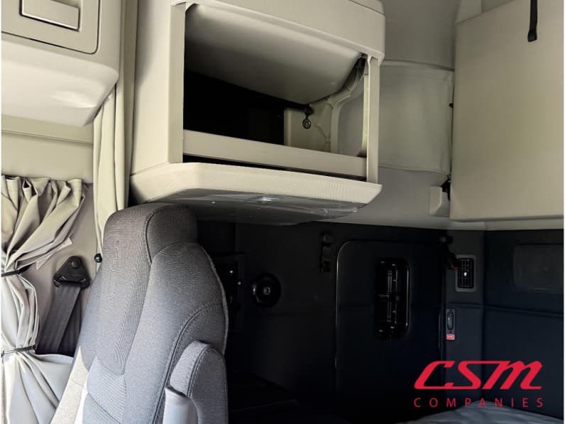 Interior passenger side sleeper for this 2025 Kenworth T680 (Stock number: SJ131673)