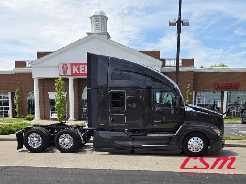 Exterior full passenger side for this 2025 Kenworth T680 (Stock number: SJ131673)
