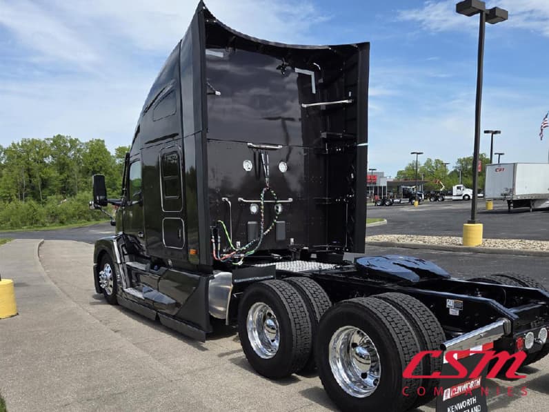Exterior rear driver side for this 2025 Kenworth T680 (Stock number: SJ131673)