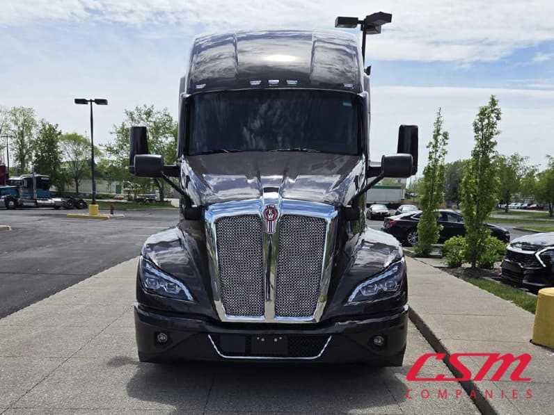 Exterior full front view for this 2025 Kenworth T680 (Stock number: SJ131673)