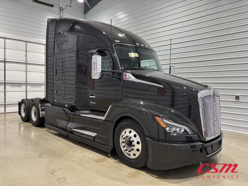 Exterior front passenger side for this 2027 Kenworth T680 (Stock number: VJ278331)