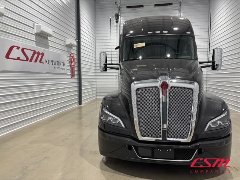 Exterior full front view for this 2027 Kenworth T680 (Stock number: VJ278331)