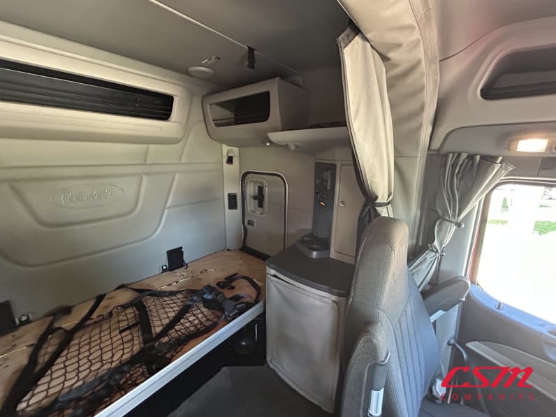 Interior driver side sleeper for this 2023 Peterbilt 579 (Stock number: UPD806284)