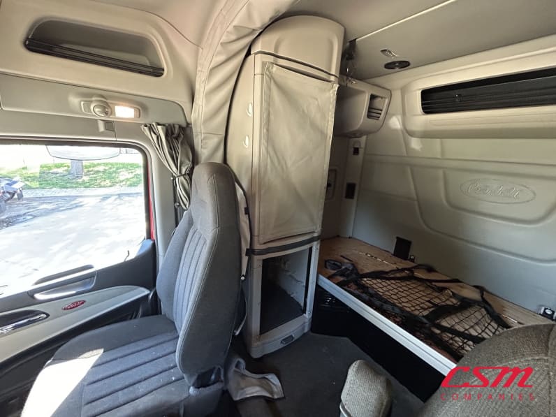 Interior passenger side sleeper for this 2023 Peterbilt 579 (Stock number: UPD806284)