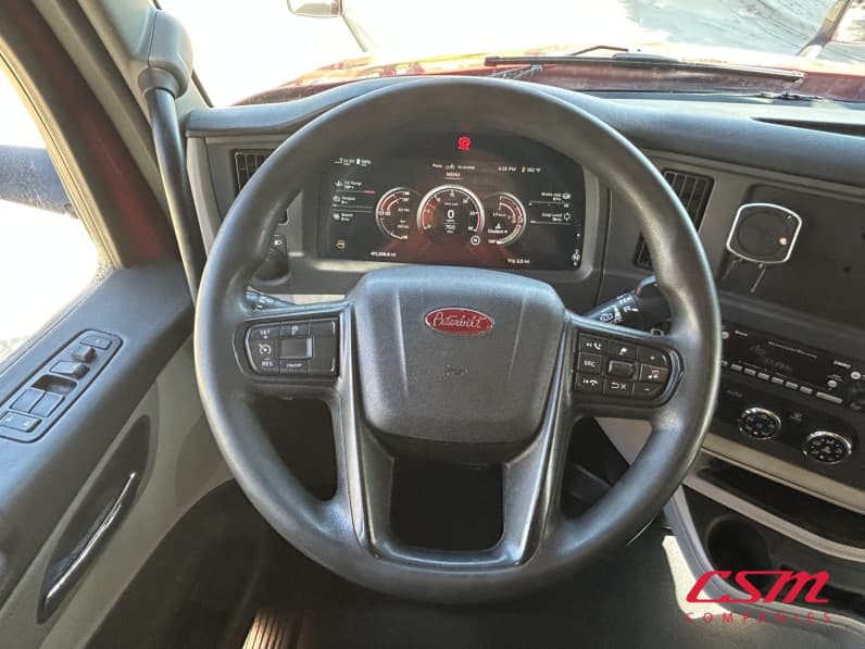 Interior steering wheel for this 2023 Peterbilt 579 (Stock number: UPD806284)
