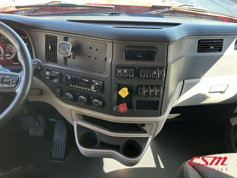 Interior radio and navigation system for this 2023 Peterbilt 579 (Stock number: UPD806284)