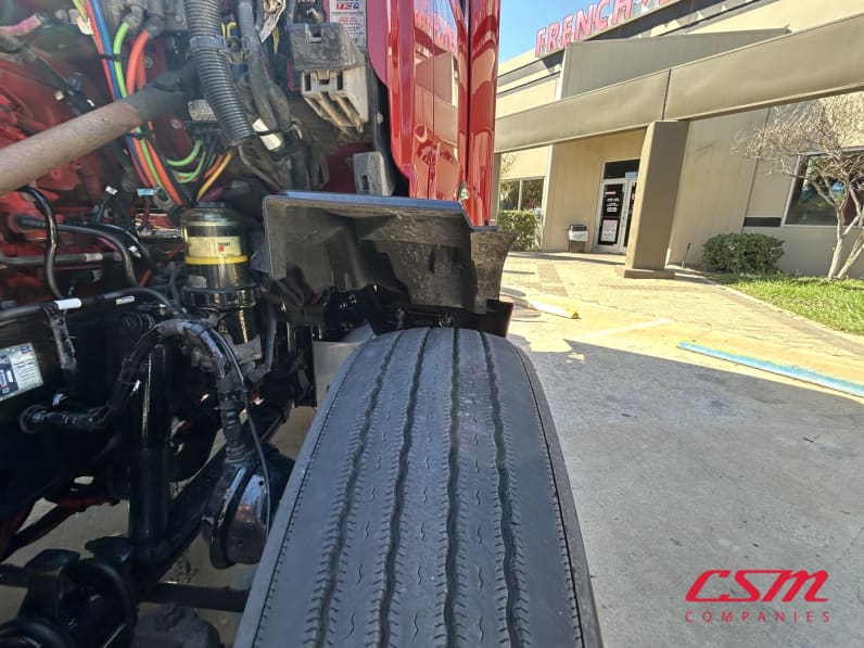 Driver side front tire tread for this 2023 Peterbilt 579 (Stock number: UPD806284)