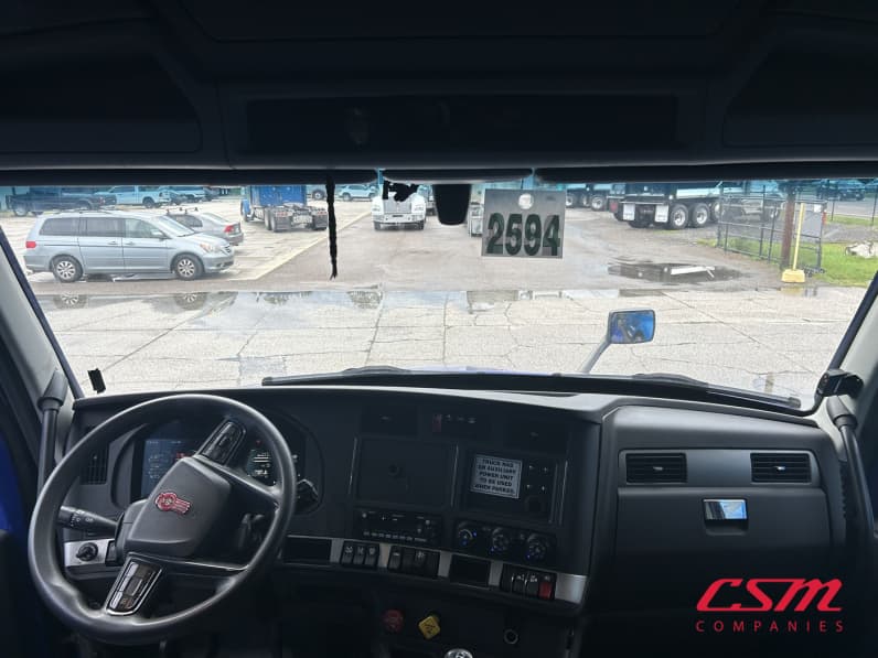 Interior cockpit for this 2023 Kenworth T680 (Stock number: UPJ216977)