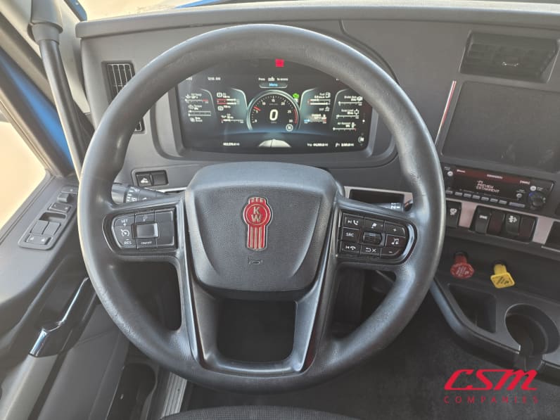 Interior steering wheel for this 2023 Kenworth T680 (Stock number: UPJ216776)