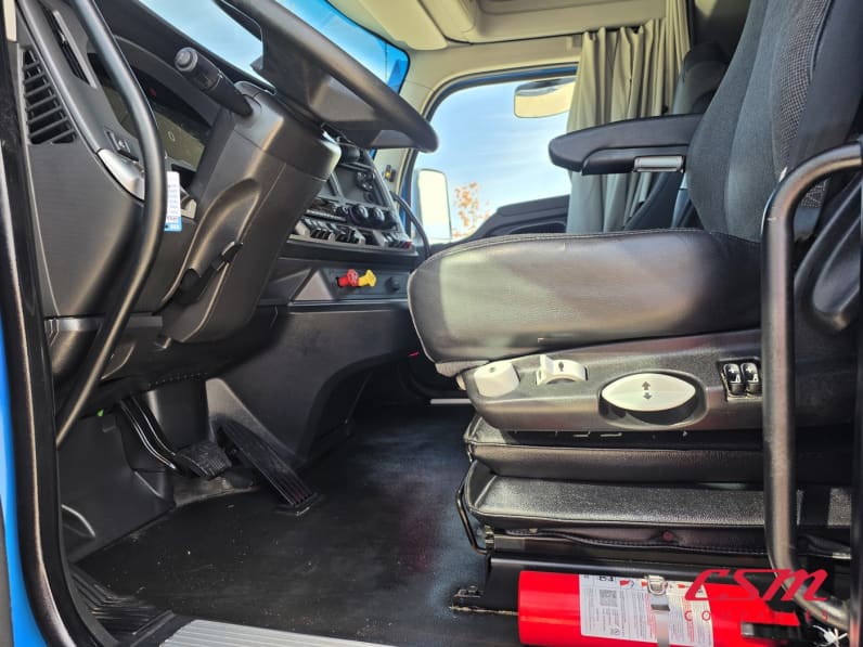 Drivers side door open for this 2023 Kenworth T680 (Stock number: UPJ216776)