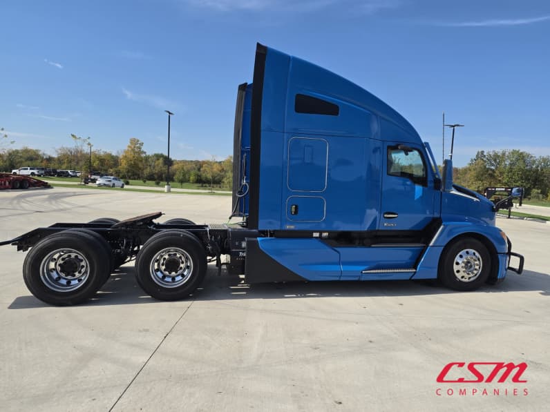 Exterior full passenger side for this 2023 Kenworth T680 (Stock number: UPJ216776)