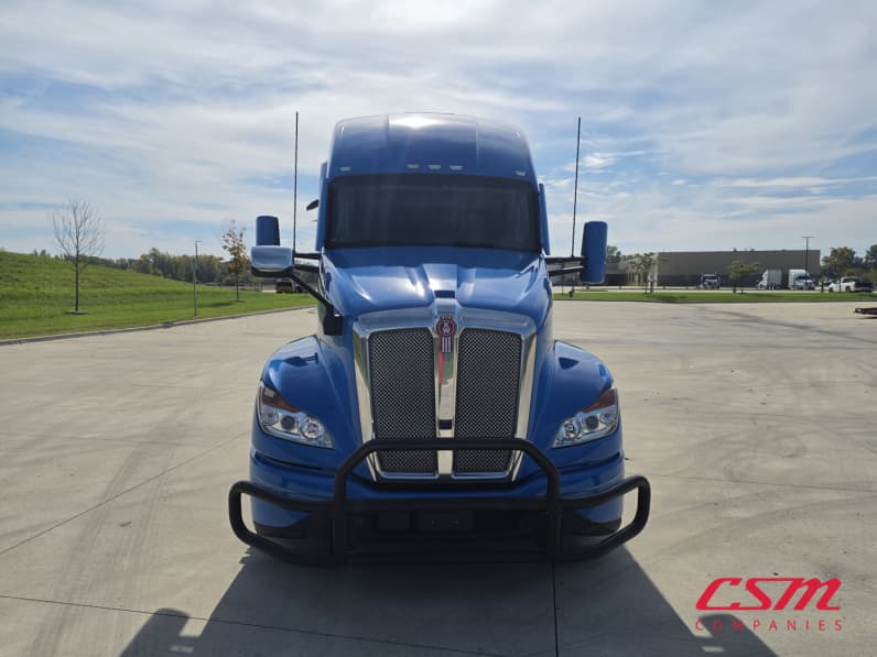 Exterior full front view for this 2023 Kenworth T680 (Stock number: UPJ216776)