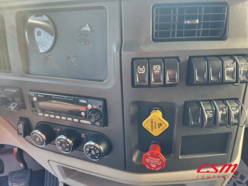 Interior radio and navigation system for this 2023 Peterbilt 579 (Stock number: UPD806295)