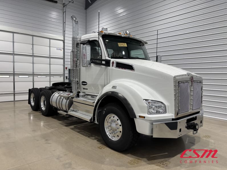 Exterior front passenger side for this 2027 Kenworth T880 (Stock number: VJ275521)