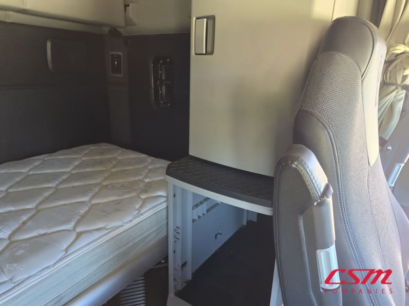 Interior driver side sleeper for this 2023 Kenworth T680 (Stock number: UPJ216963)