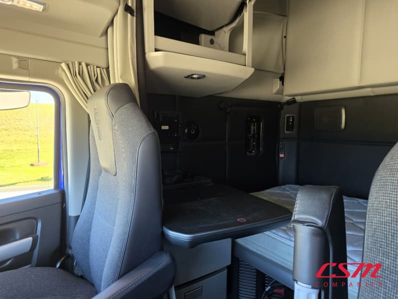 Interior passenger side sleeper for this 2023 Kenworth T680 (Stock number: UPJ216963)