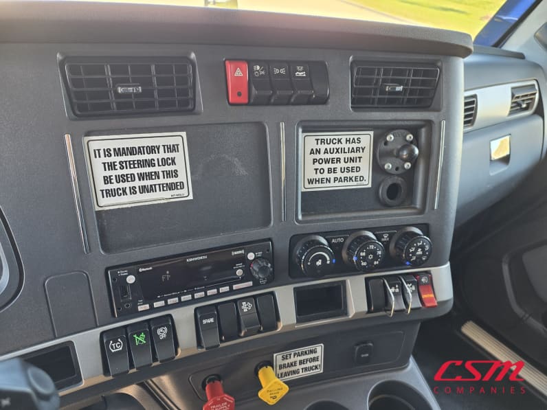 Interior radio and navigation system for this 2023 Kenworth T680 (Stock number: UPJ216963)